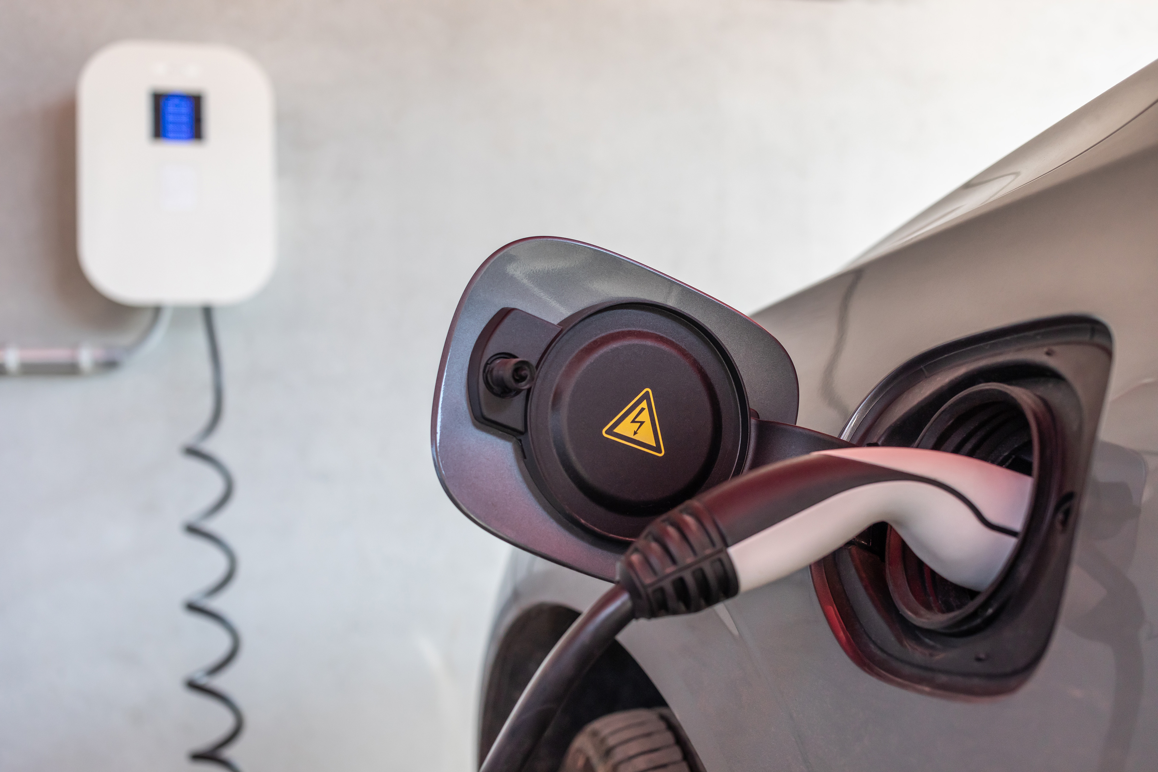 Wallbox mit angestecktem Auto
